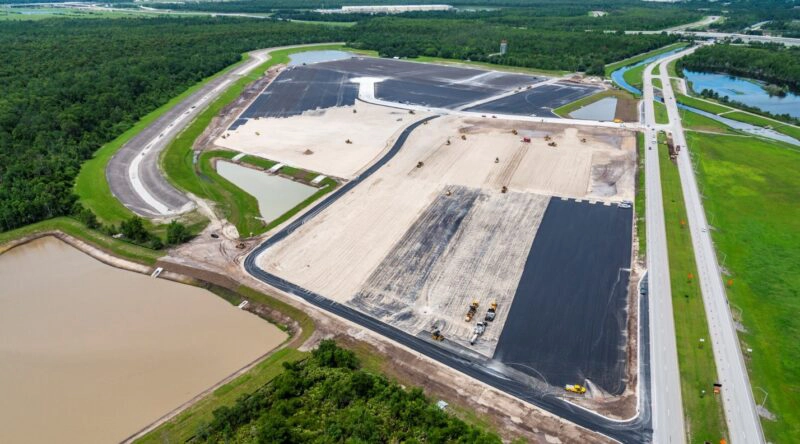 The Middlesex Corporation constructed a new Rent-A-Car vehicle storage/maintenance facility and quick turn around facility on the Wetherbee property located south of the South Terminal Complex. The work included installing drainage, retention ponds and asphalt parking lot.