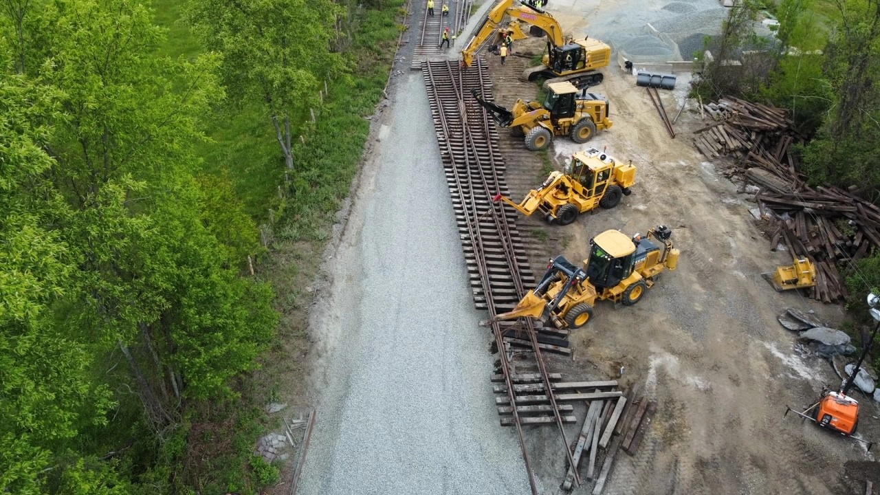 The Middlesex Corporation installed ~8.4 track miles of 136RE CWR from approximately MP50 to MP59 for the Massachusetts Department of Transportation (MassDOT). The Berkshire Line Tack Improvement - Phase III was a rail, bid build located in Sheffield, MA.