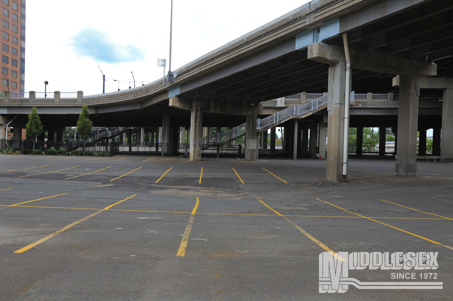 The Rehabilitation of Bridges on I-84 project was awarded to The Middlesex Corporation in 2017 and was completed in 2020 for the Connecticut Department of Transportation (CTDOT). This project was in Hartford, CT and consisted of superstructure and substructure repairs to approximately 6,400 LF of existing single-span bridges within the Hartford viaduct and spanning the CT Fastrak Busway and Amtrak Corridors.